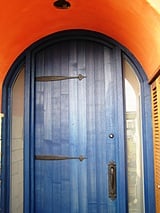 カラーが映える木製ドア